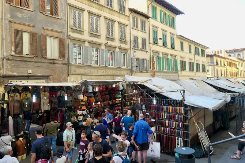 Lederwarenstände des Straßenmarkts San Lorenzo in Florenz