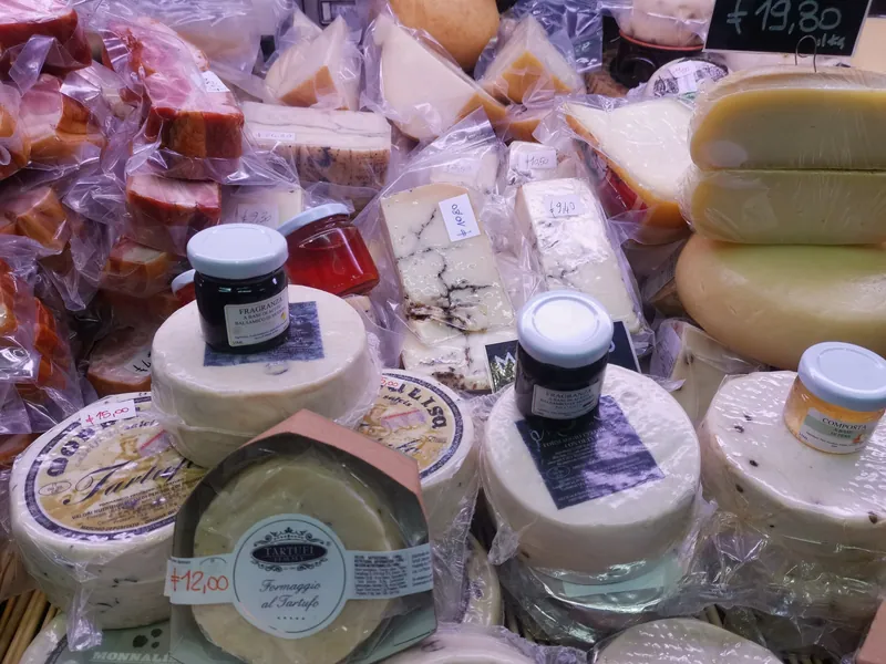 Käsetheke mit Preisschildern in Euro im Mercato Centrale in Florenz
