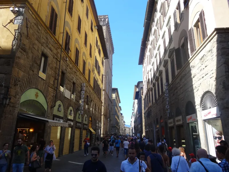 Dicht gedrängte Fußgänger in der Einkaufsstraße Via dei Calzaiuoli in Florenz (der Andrang betrifft die Altstadt ganzjährig, am stärksten von April bis Oktober)