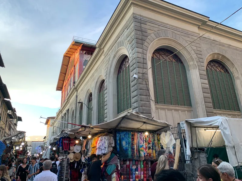 Gedränge zwischen den Marktständen vor dem Mercato Centrale in Florenz (Hochsaison im Sommer)