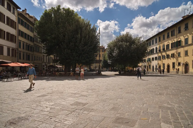 Piazza Santo Spirito im Stadtteil Oltrarno in Florenz, von der Basilika aus gesehen
