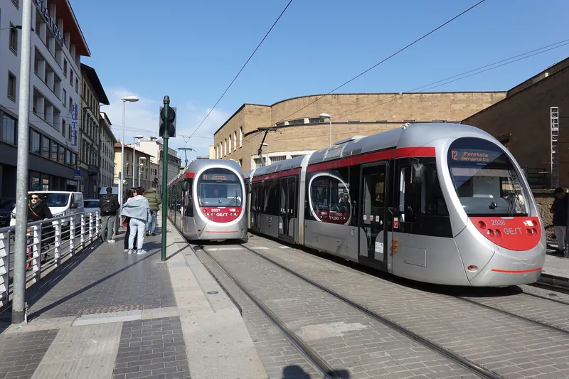Straßenbahnen der Linien 1 und 2 an der Haltestelle Alamanni Stazione in Florenz