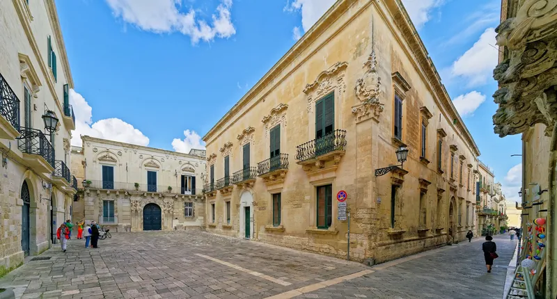 Barocke Wohn- und Geschäftshäuser an der Piazzetta Ignazio Falconieri in Lecce