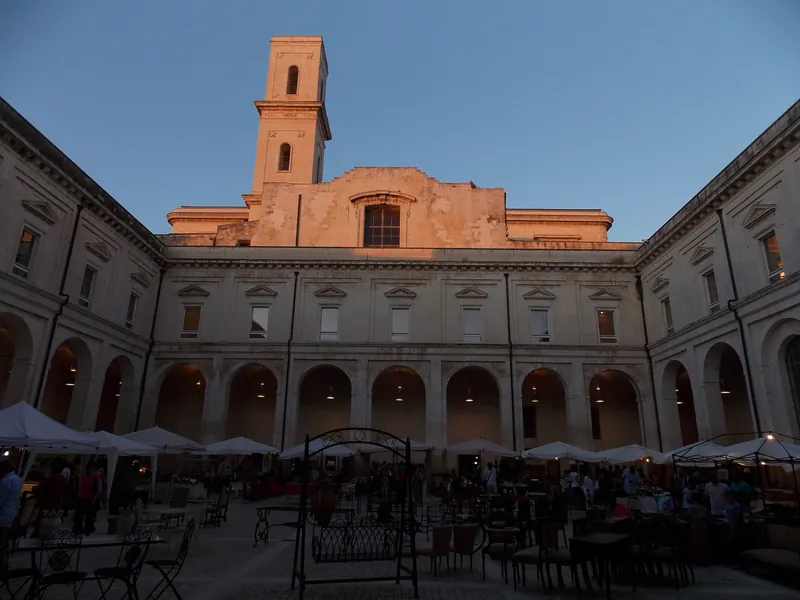 Antiquitätenmarkt im Kreuzgang des ehemaligen Teatiner-Klosters in Lecce