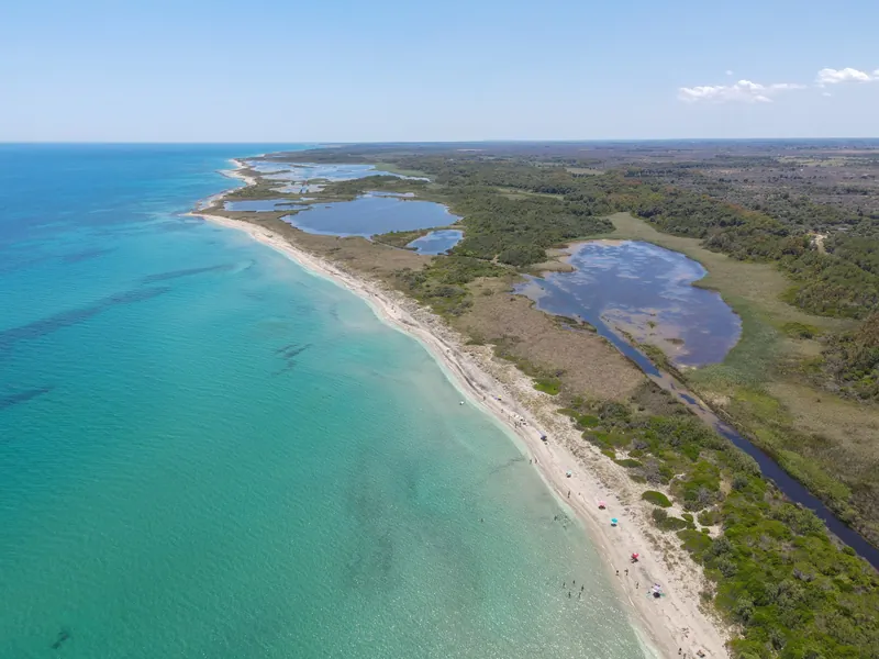 Küste und Strand des WWF-Naturreservats Le Cesine bei Vernole, rund 15 km nordöstlich von Lecce (Luftaufnahme)
