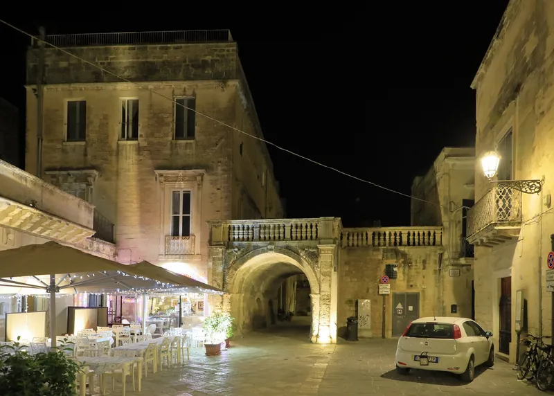 Abendliche Außengastronomie an der Piazzetta Arco di Prato in der Altstadt von Lecce