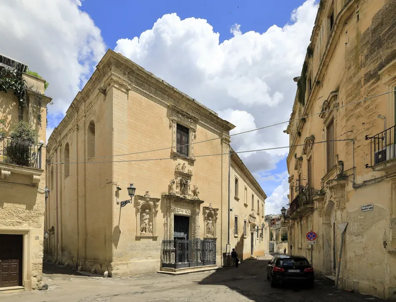 Ruhige Altstadtstraße an der Piazzetta Mariotto Corso in Lecce mit der Kirche Madre di Dio