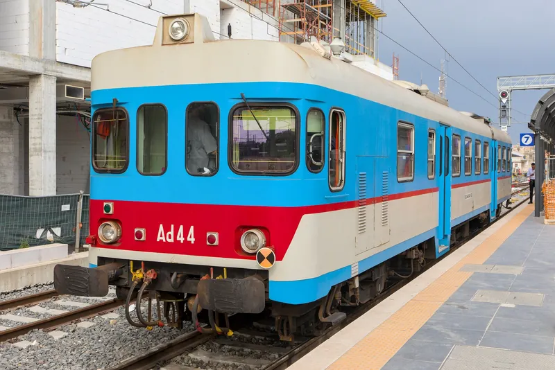 Triebwagen Ad44 der Regionalbahn FSE am Bahnsteig 7 des Bahnhofs Lecce