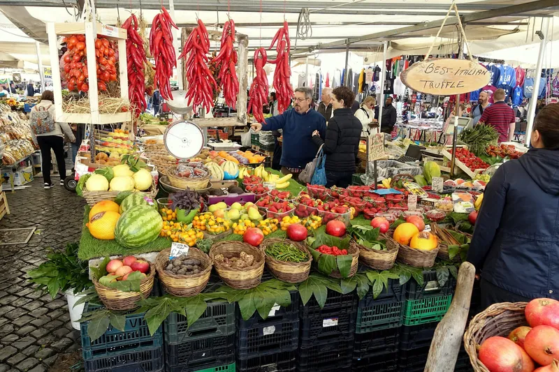 Obst- und Gemüsestand mit getrockneten Peperoni auf dem Straßenmarkt Campo de' Fiori in Rom