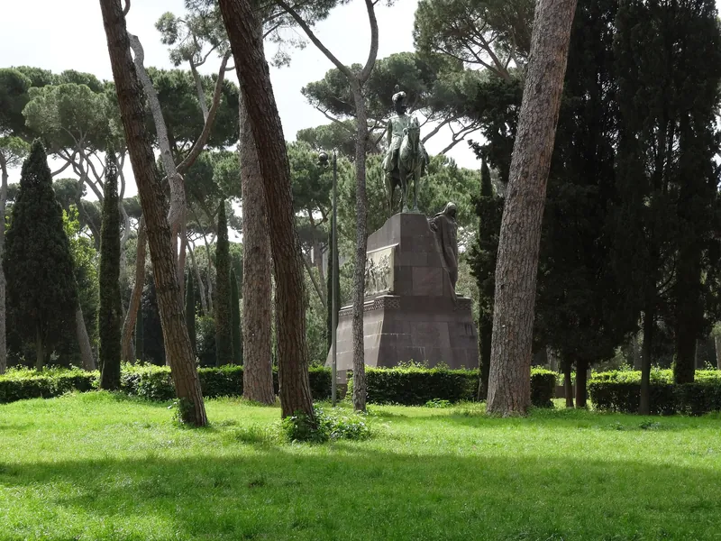 Pinien und Rasenflächen im öffentlichen Park der Villa Borghese in Rom