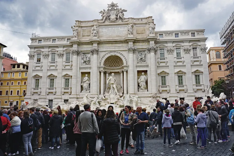 Touristenmenge vor dem Trevi-Brunnen in Rom (der Besucherandrang hält ganzjährig an, am stärksten von Ostern bis Oktober)