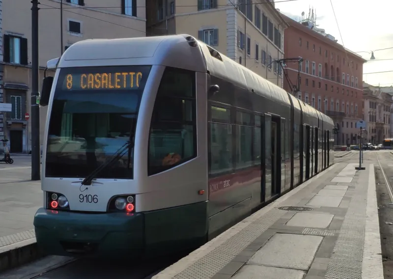 Straßenbahn der Linie 8 Richtung Casaletto an der Haltestelle Piazza di San Marco in Rom