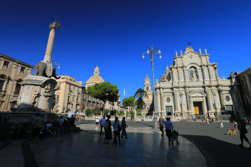 Piazza Duomo mit Kathedrale und Elefantenbrunnen in Catania