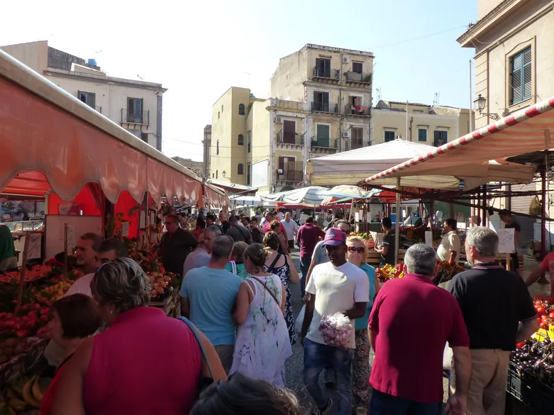 Gedränge in der Marktgasse des Ballarò-Markts in Palermo