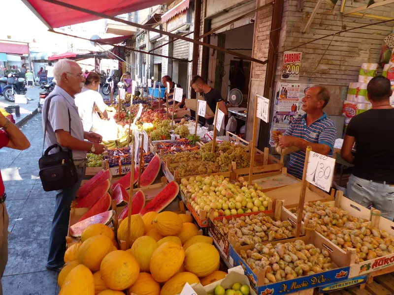 Obst- und Gemüsestand mit Melonen auf dem Ballarò-Markt in Palermo