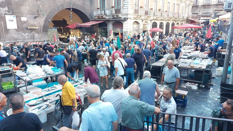 Fischmarkt Pescheria (a Piscarìa) hinter der Piazza Duomo in Catania