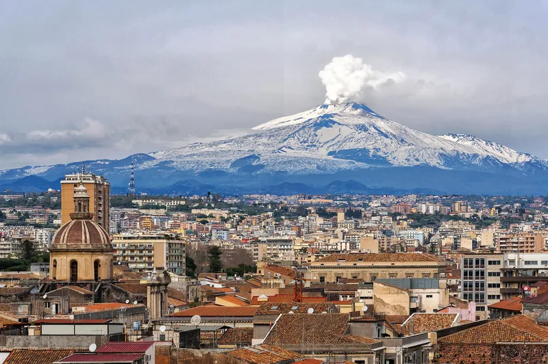 Altstadt von Catania mit dem schneebedeckten Ätna im Hintergrund