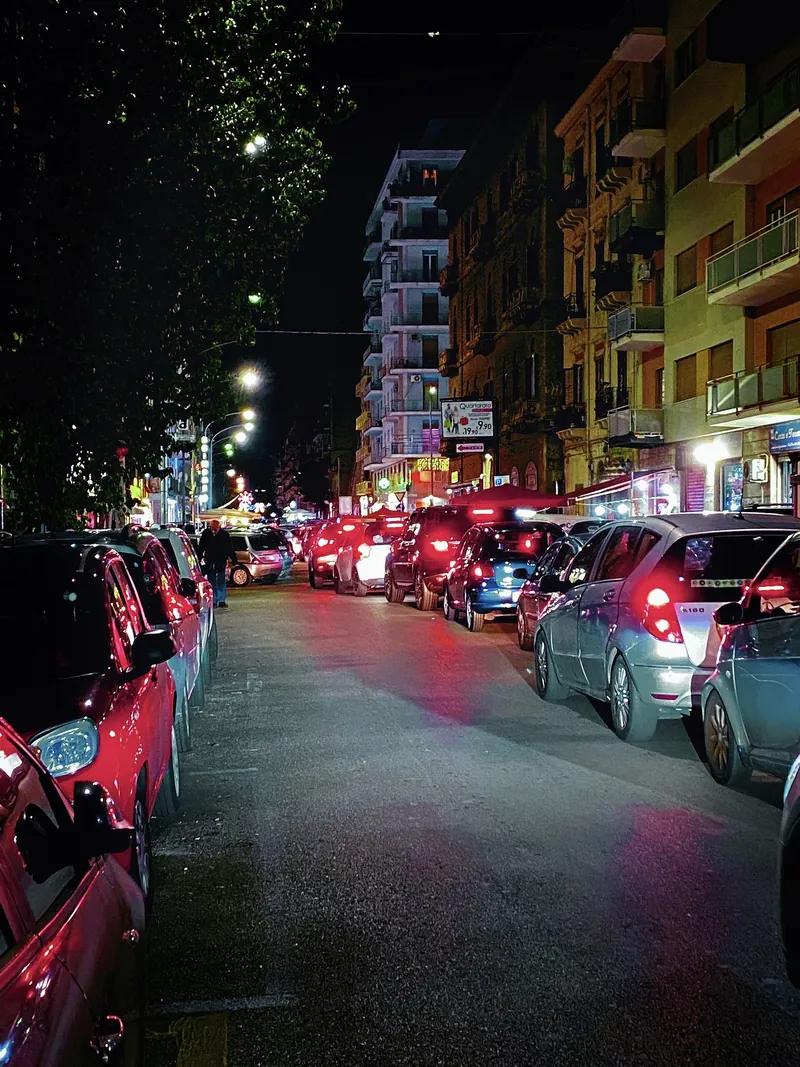 Stau im Abendverkehr in der Via Re Federico in Palermo (Staus treten werktags morgens und am späten Nachmittag auf)
