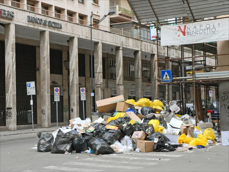 Berge von Müllsäcken und Kartons an einer Straßenecke im Zentrum von Palermo während eines Ausfalls der Müllabfuhr