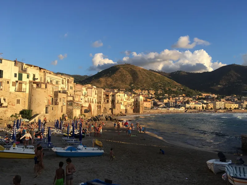 Strand von Cefalù am späten Nachmittag mit dem Felsen La Rocca im Hintergrund