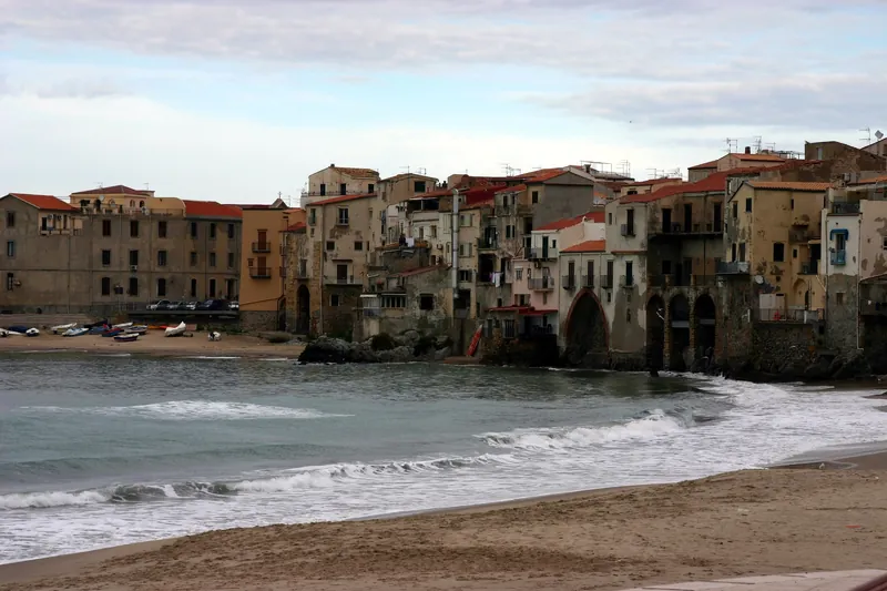 Altstadthäuser direkt am Meer am Strand von Cefalù