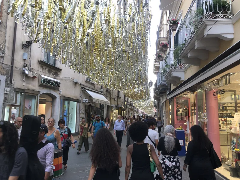 Corso Umberto, die Fußgängerhauptstraße von Taormina, mit Geschäften und Passanten