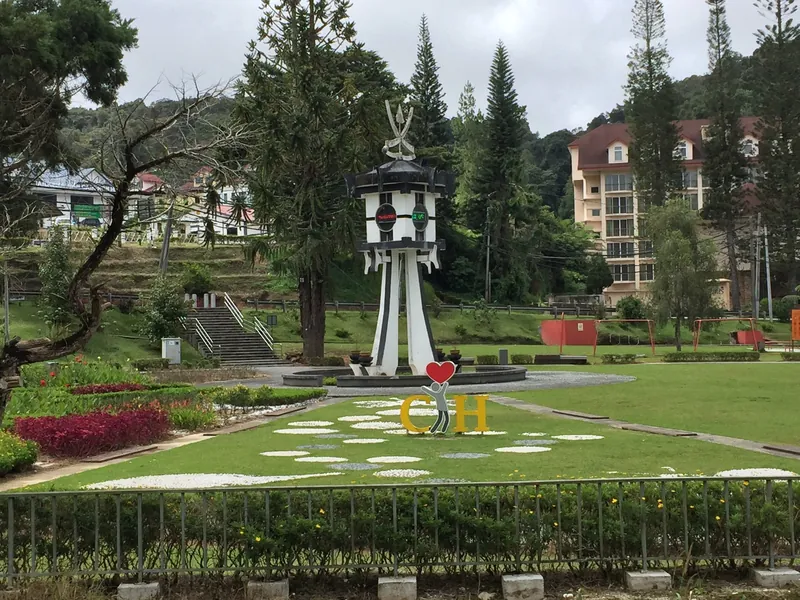 Uhrturm im Ortszentrum von Tanah Rata in den Cameron Highlands