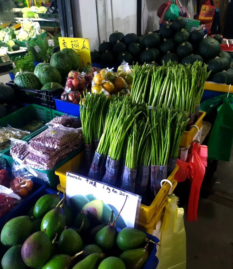 Gemüse- und Obststand mit Preisen in Ringgit auf dem Markt von Kea Farm zwischen Brinchang und Tringkap