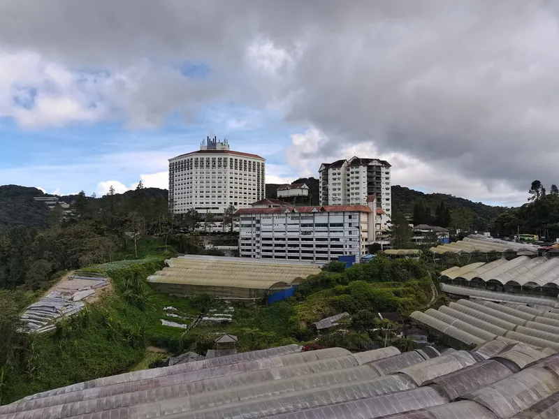 Hotelhochhäuser über den Gewächshäusern von Brinchang (die Bauverdichtung in den Cameron Highlands ist seit Jahren umstritten)