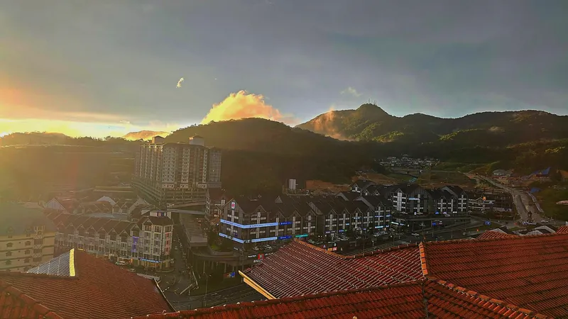 Brinchang mit dem Cameron Centrum und dem Gunung Brinchang bei Sonnenuntergang