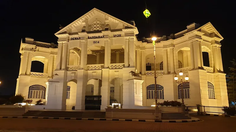 Rathaus von Ipoh (Dewan Bandaran, erbaut 1914) bei Nacht