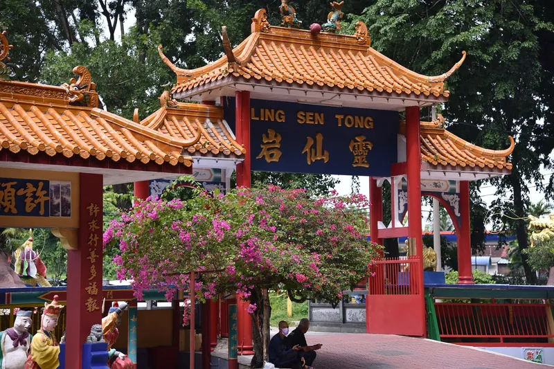 Eingangstor des Höhlentempels Ling Sen Tong am Fuß der Kalksteinfelsen bei Ipoh