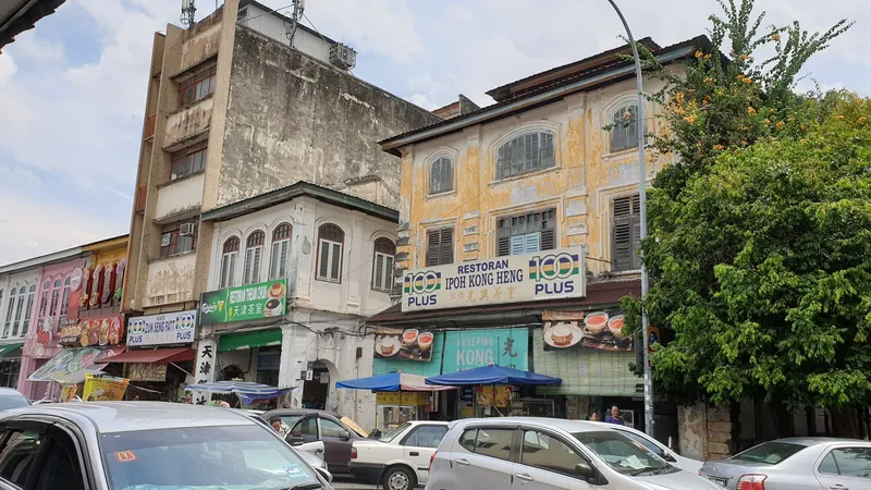Restaurantblock Kong Heng mit Garküchenständen in Ipohs Altstadt
