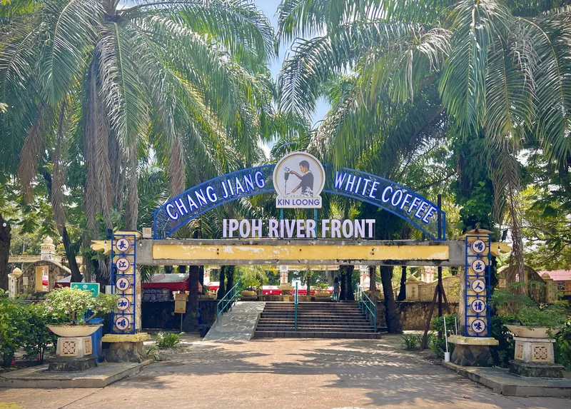 Eingang zum Ipoh River Front mit dem Kaffeehaus Chang Jiang White Coffee