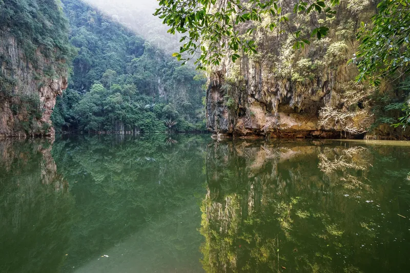 Spiegelsee Tasik Cermin (Mirror Lake) in einem Kalksteinkessel bei Ipoh