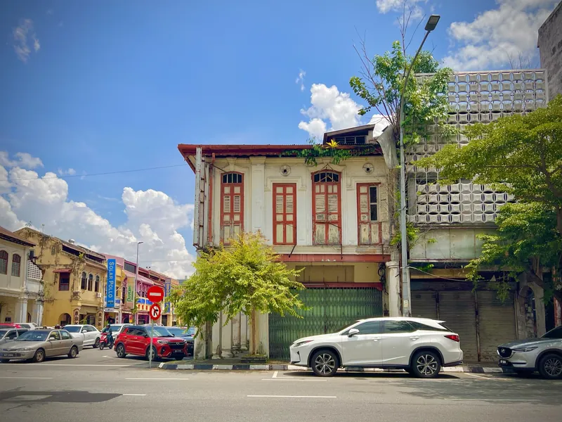 Leerstehendes, verfallendes Shophaus mit zugezogenen Rollläden in Ipohs Altstadt (Leerstand historischer Shophäuser ist ein anhaltendes Problem der Innenstadt)