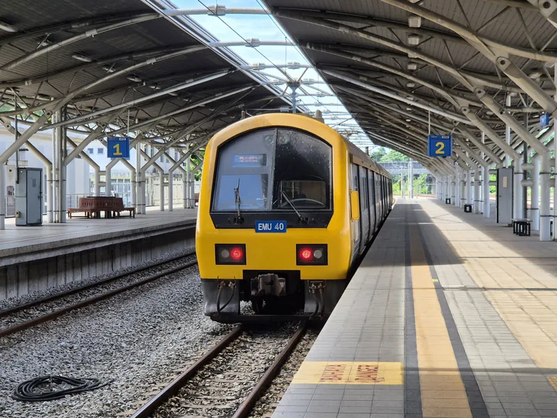 Nahverkehrszug der KTM Komuter (Klasse 83) am Bahnsteig des Bahnhofs Ipoh