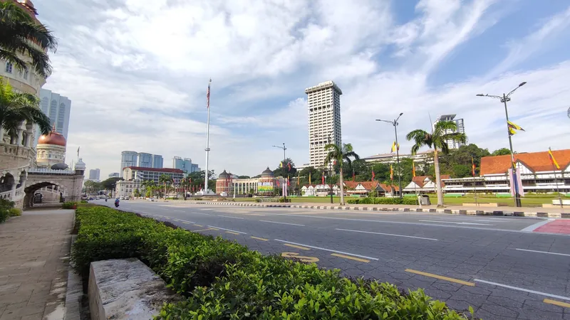 Straße zwischen dem Sultan-Abdul-Samad-Gebäude und dem Unabhängigkeitsplatz Dataran Merdeka in Kuala Lumpur