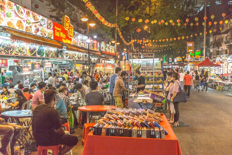 Straßenrestaurants und Durian-Stände an der Jalan Alor in Kuala Lumpur am Abend