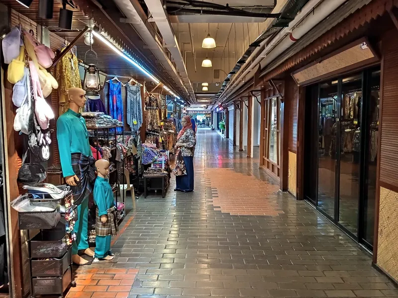 Ladengasse im Inneren des Kunsthandwerksmarkts Pasar Seni (Central Market) in Kuala Lumpur