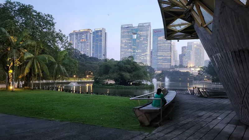 See im Perdana Botanical Garden (Lake Gardens) in Kuala Lumpur mit der Hochhauskulisse von KL Sentral