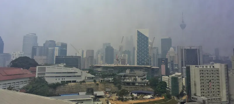 Skyline von Kuala Lumpur im Rauch der Waldbrände auf Sumatra und Borneo am 11. September 2019, die Petronas Towers sind kaum noch zu erkennen (jährliche Haze-Saison August bis Oktober)