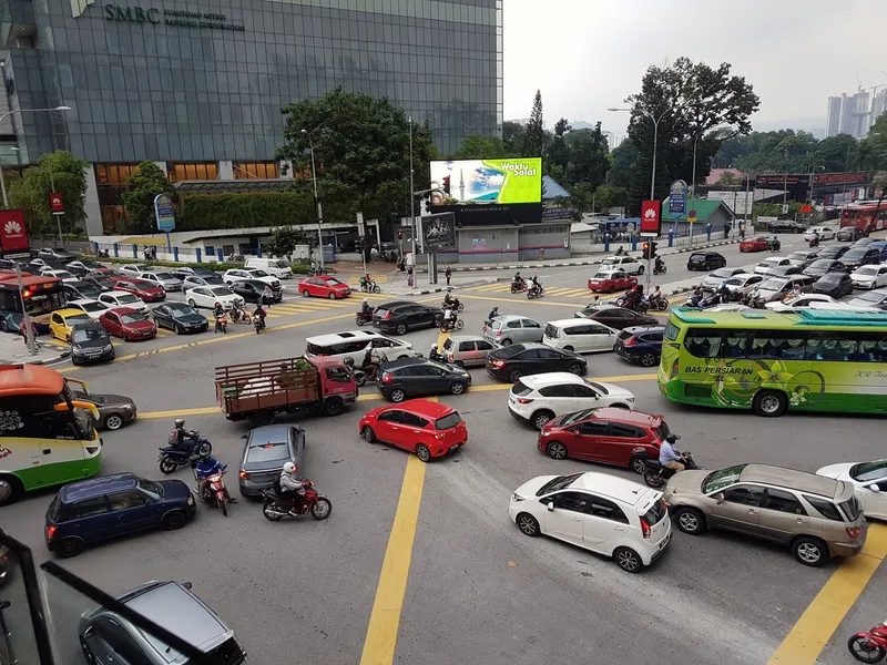 Verstopfte Kreuzung im Berufsverkehr von Kuala Lumpur (Dauerstau ist in der Hauptstadt werktags morgens und abends die Regel)