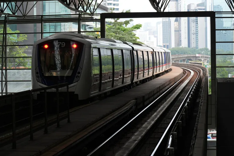 Fahrerloser Zug der LRT-Linie Kelana Jaya bei der Ausfahrt aus der Station KL Sentral in Kuala Lumpur