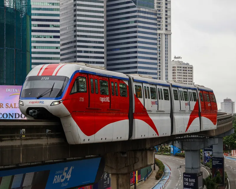 Einschienenbahn der KL Monorail auf der Hochtrasse bei der Station Bukit Nanas in Kuala Lumpur
