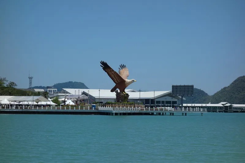 Adlerstatue am Dataran Lang (Eagle Square) im Hauptort Kuah auf Langkawi, vom Wasser aus gesehen