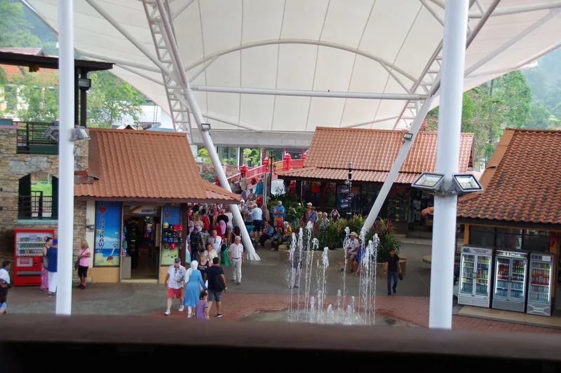 Souvenirläden und Besucher im Oriental Village an der Talstation der Langkawi Cable Car
