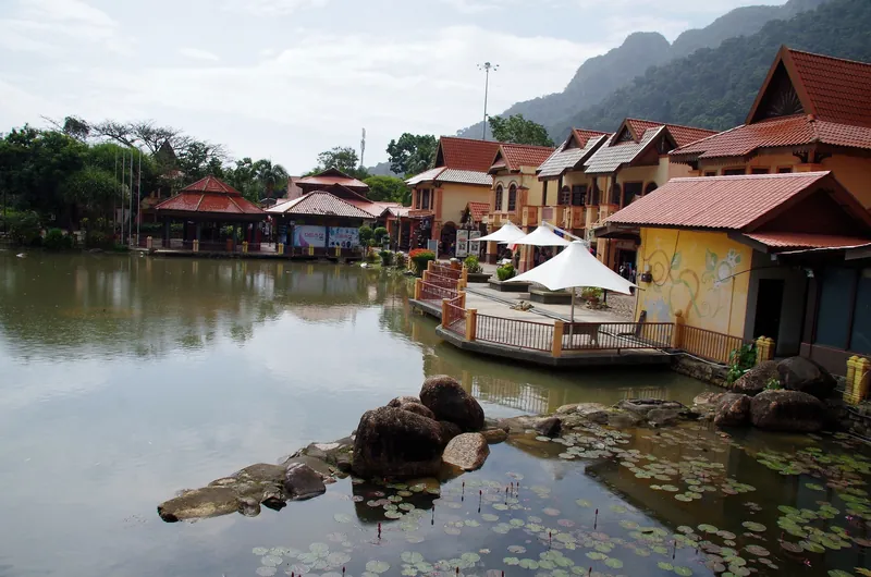 Ladenzeile am Teich des Oriental Village bei Teluk Burau auf Langkawi