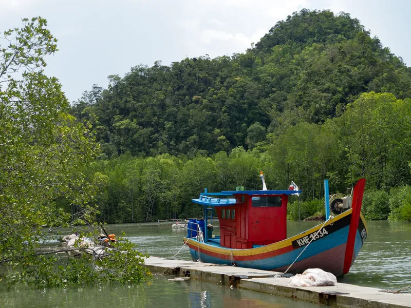 Fischerboot am Anleger für Mangroventouren im Kilim-Flussgebiet auf Langkawi