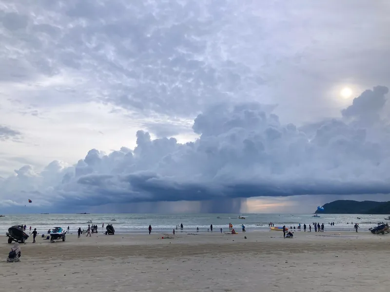 Monsun-Regenfront über der Andamanensee vor dem Strand Pantai Cenang auf Langkawi am 30. August 2023 (Südwestmonsun, Mai bis September)